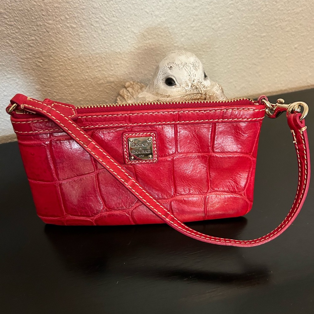 Dooney &‎ Bourke Embossed Crocodile Leather Zipper Purse Wristlet women’s Red